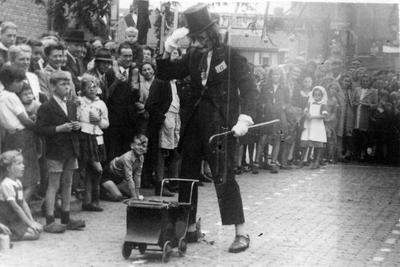 604777 Afbeelding Jo Wilbrink, verkleed als joker, tijdens een act met een baby die Adolf Hitler voorstelt, op het ...